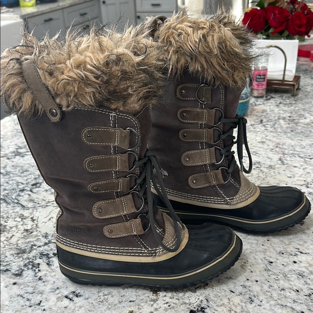 Women's Fur-Lined Winter Boots - Picture 2 of 3